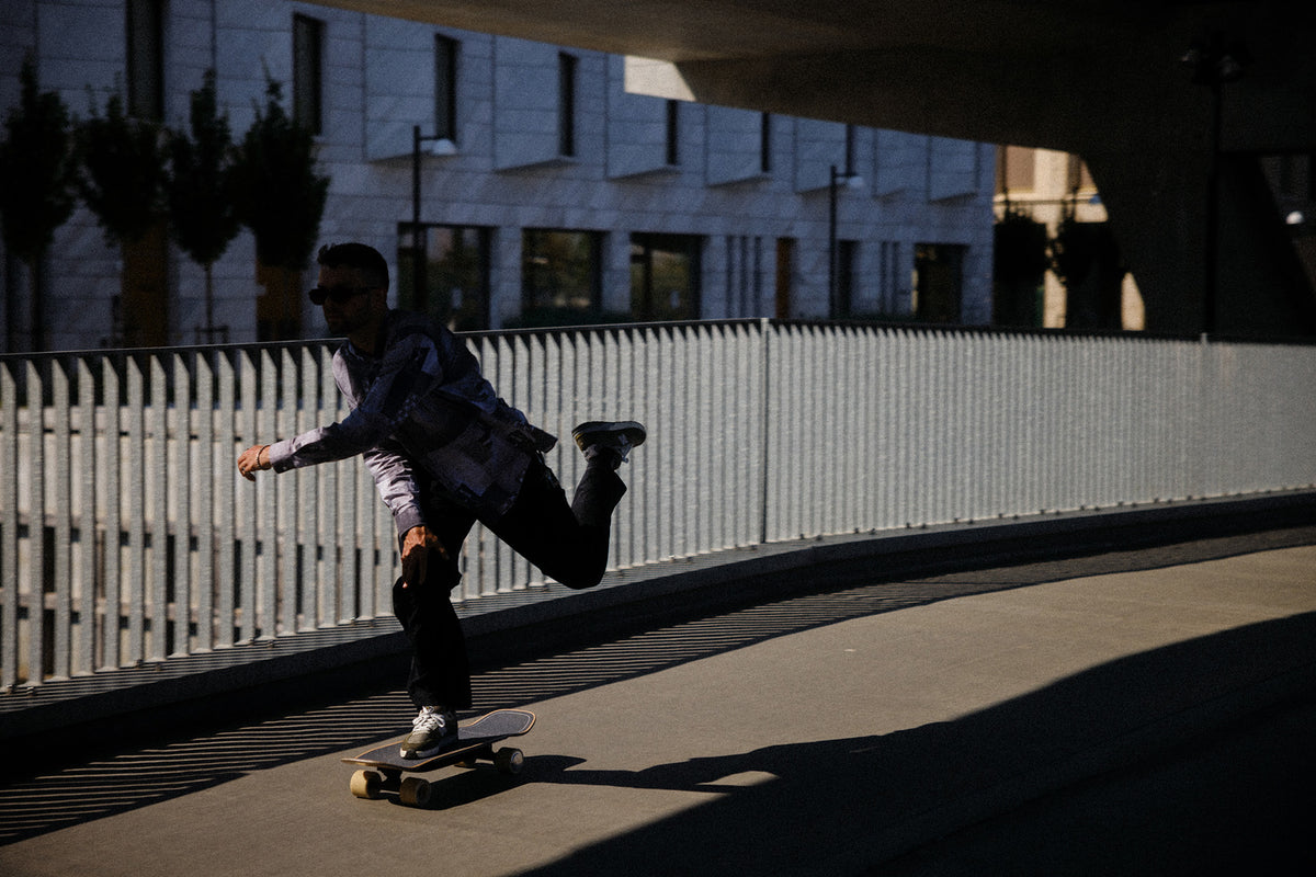 Liquid Skateboard ライダーがプッシュする瞬間